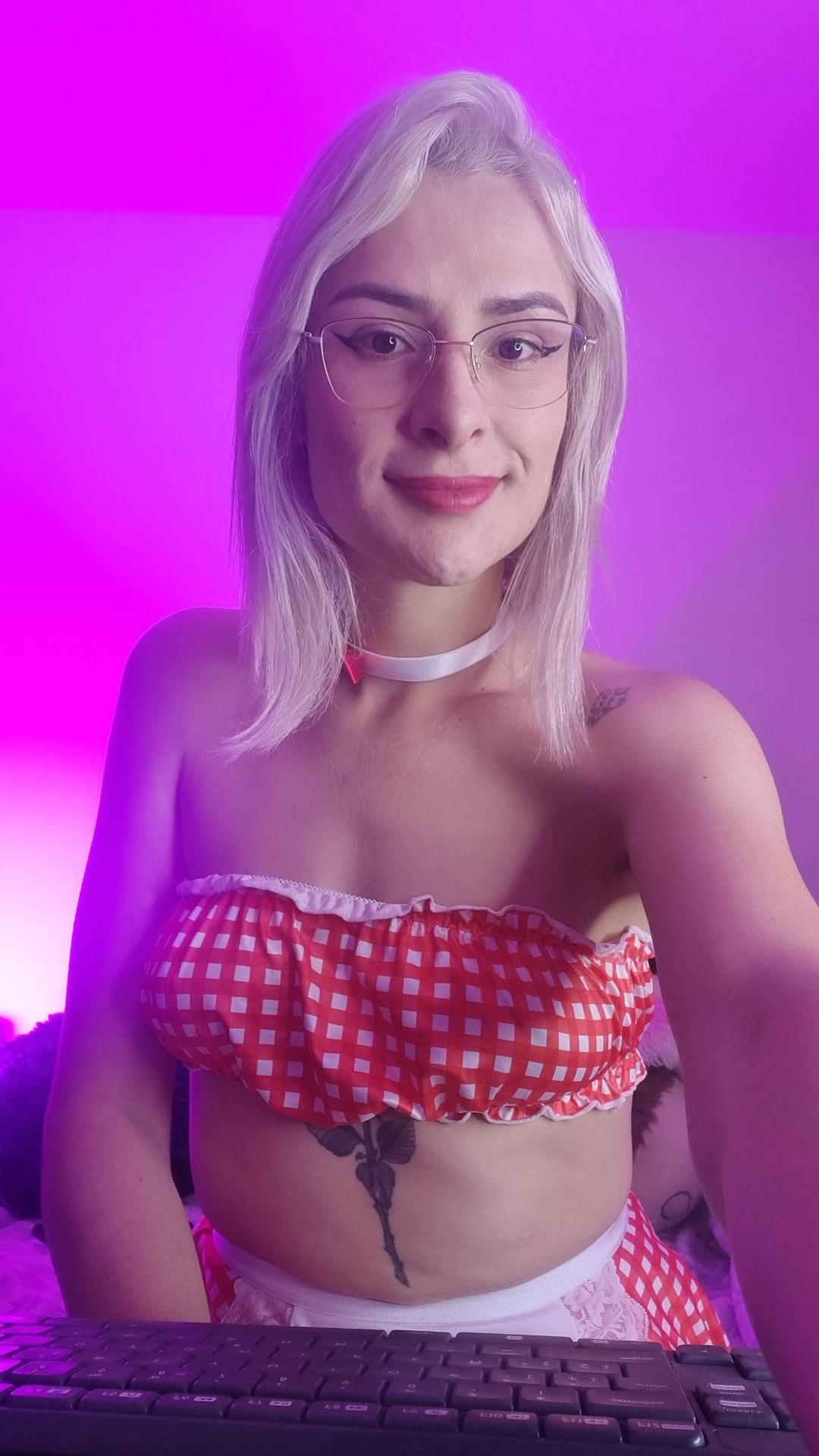 Youlittlestar28 from United Kingdom
