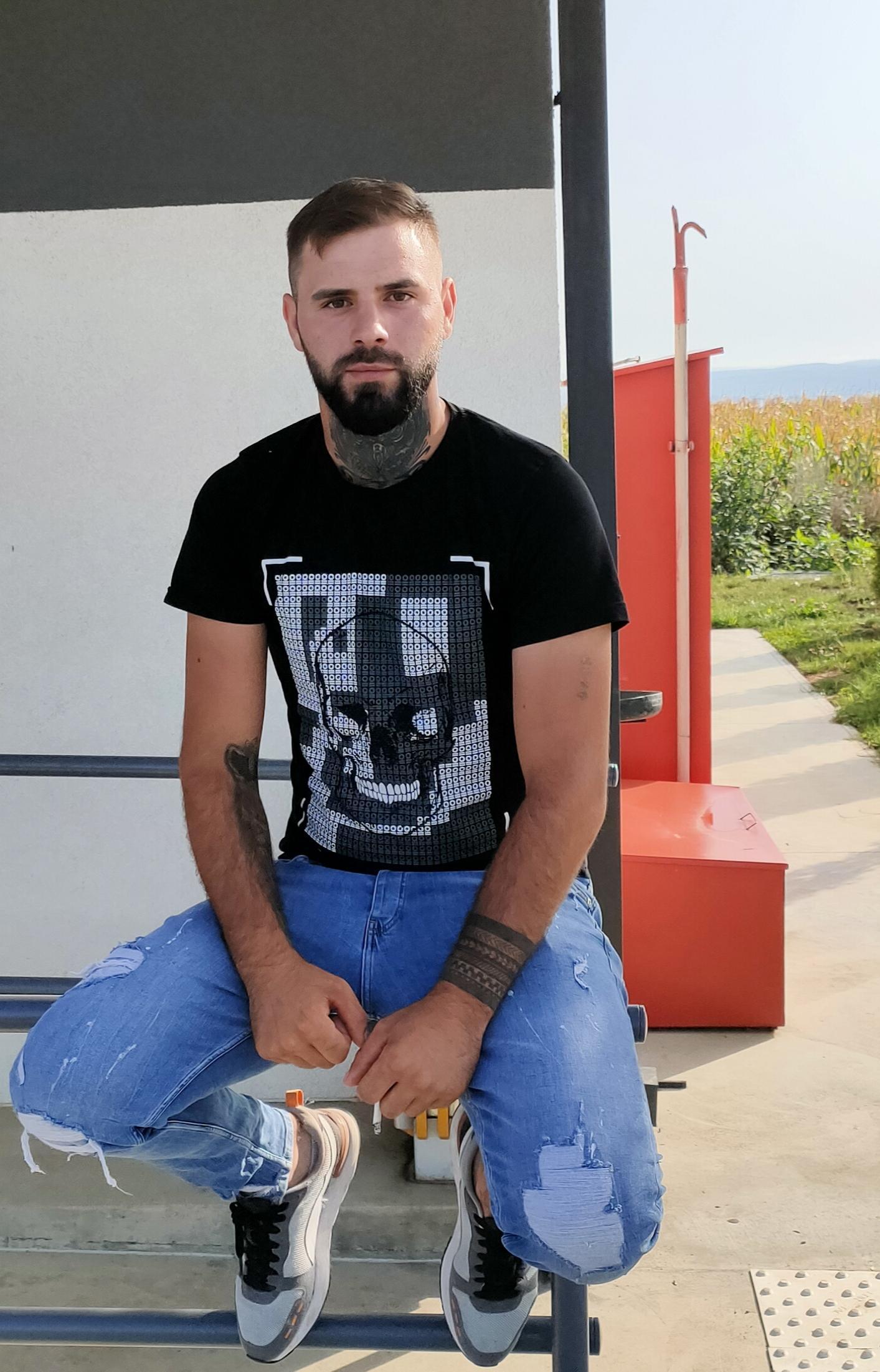 armando467 from Romania